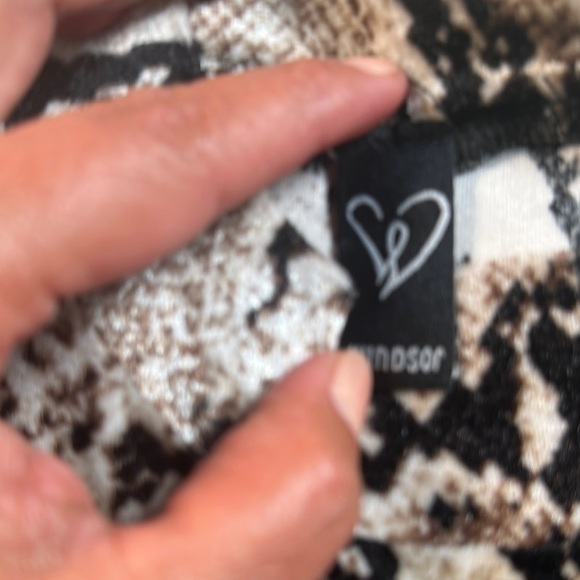 Windsor Black and Brown Bra with Reptile Pattern
Vintage - Picture 3 of 7